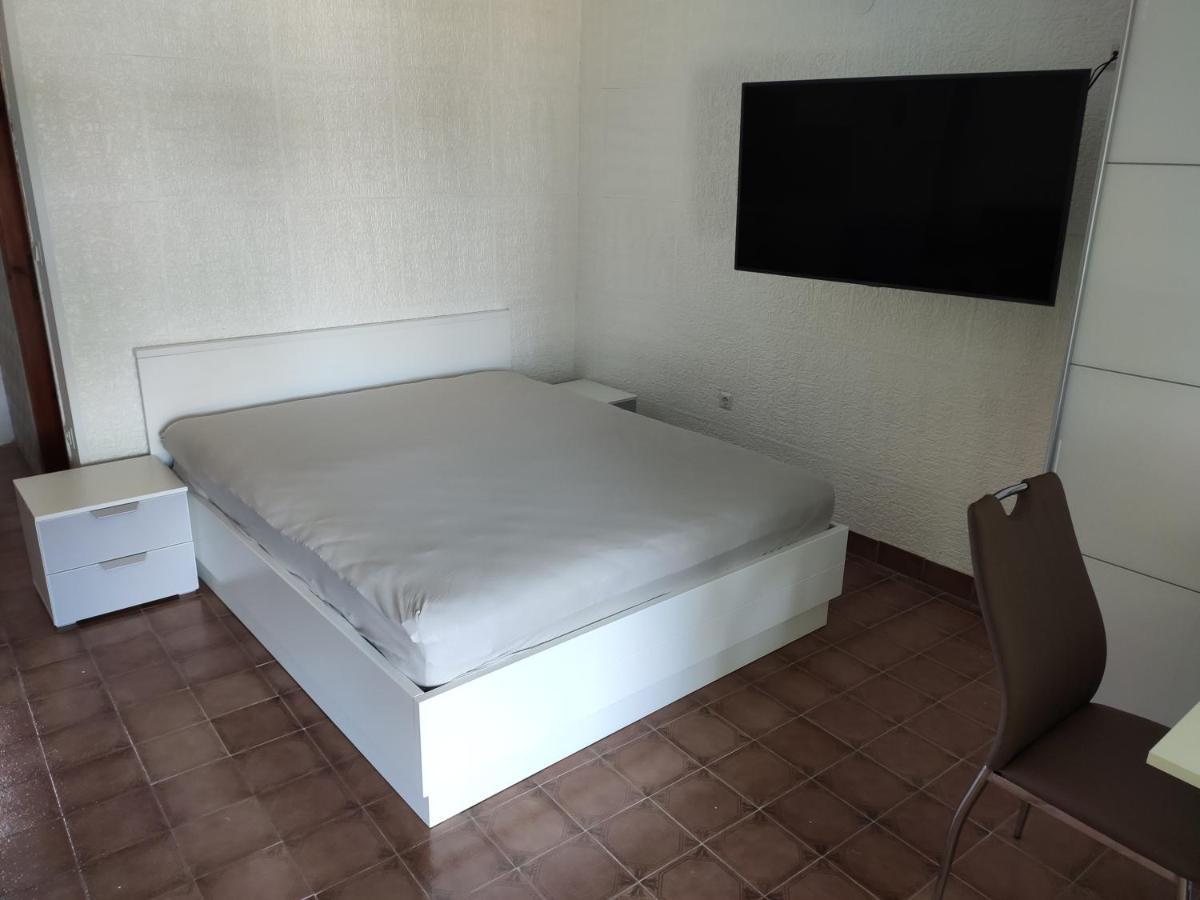 Appartement 2 Minutes To The Ev Station Available *