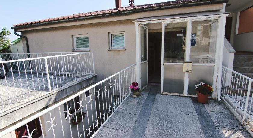 2 Minutes To The Ev Station Available Apartment
